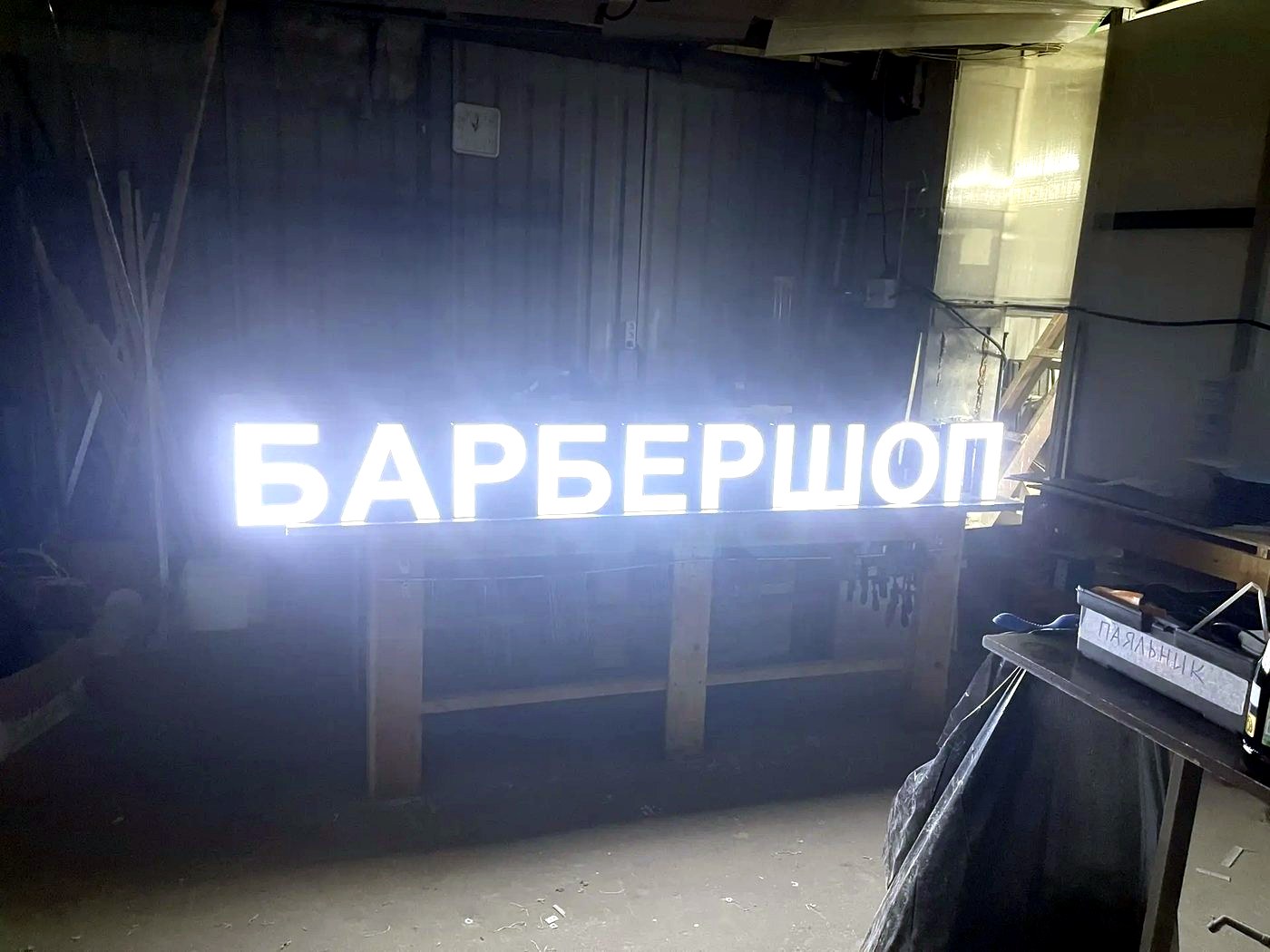 Световые короба и конструкции — детали крепления и сборки